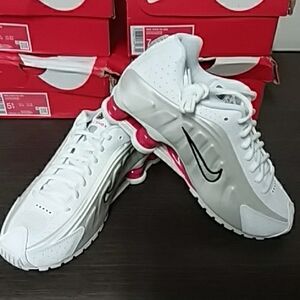 Nike Boys Nike SOX R4 White and Silver Sneakers Brand NEW F56